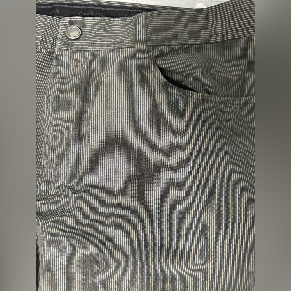 Calvin Klein Men's Striped Gray Pants
Size 36x30
Men’s